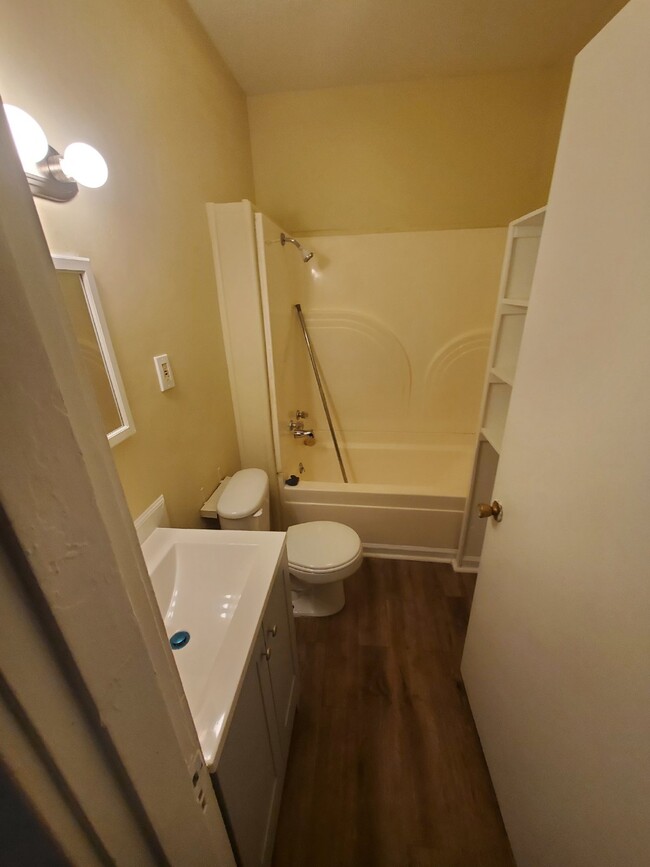 Building Photo - "2-Bedroom Duplex Home in Louisville with ...