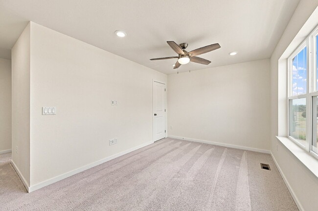 Building Photo - $2,995.95-3-Bed, 2.5-Bath Updated Townhouse in Broomfield!