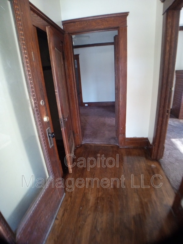 Building Photo - 220 W Lapeer St