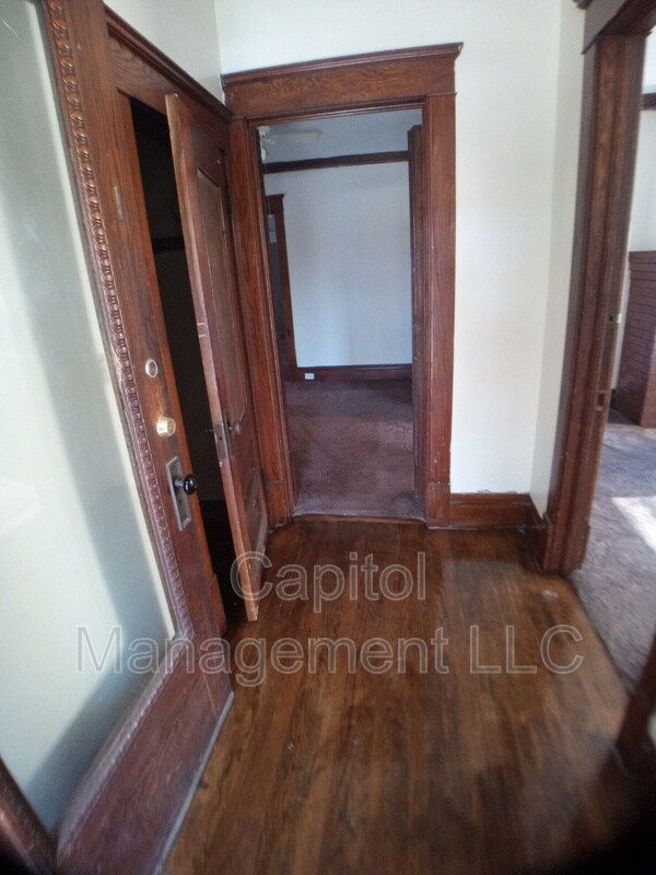 Building Photo - 229 W Lapeer St