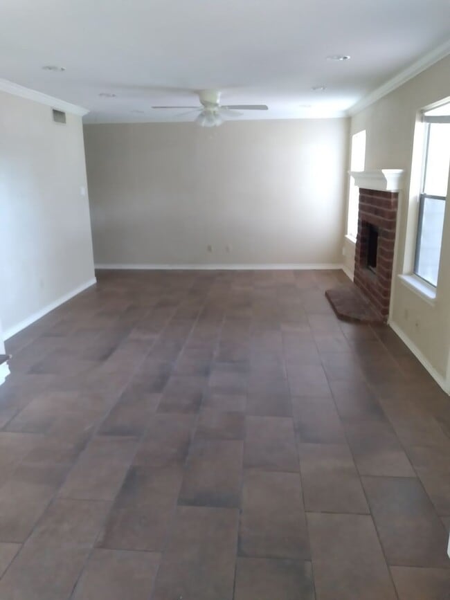 Building Photo - 4 bedroom 2.5 bathroom