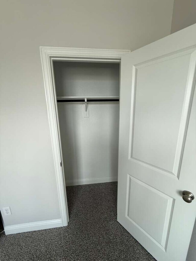 Building Photo - 517 Lana Dr