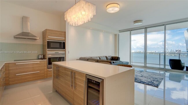 Building Photo - 2020 N Bayshore Dr