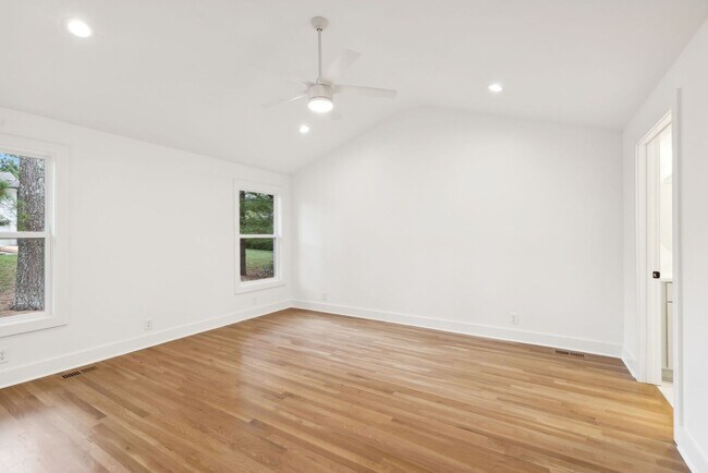 Building Photo - Completely renovated ranch 4BR/4BA ranch h...