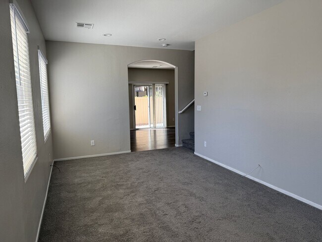 Building Photo - 4bd/2.5bath House