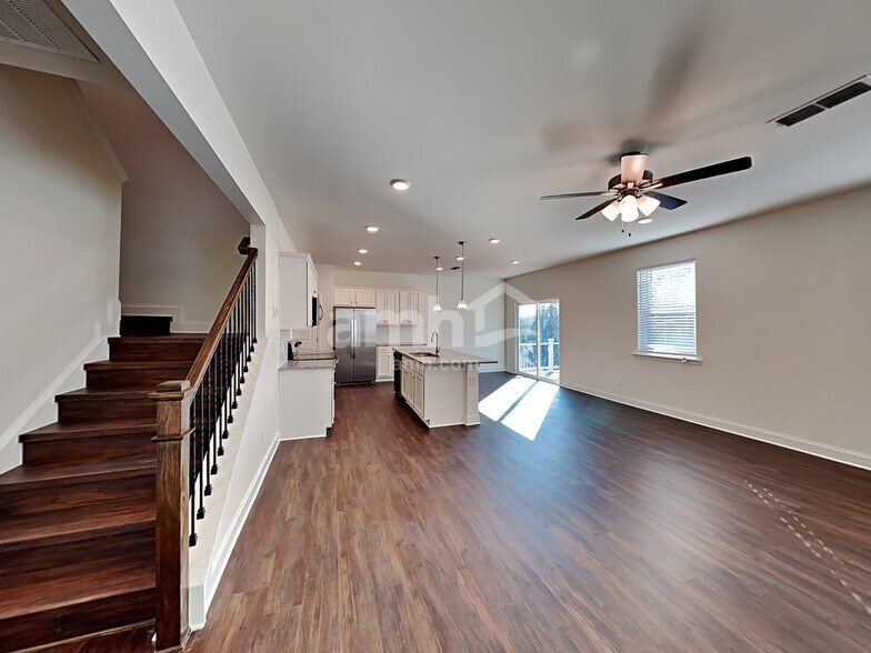 Building Photo - 451 Summit View Ct