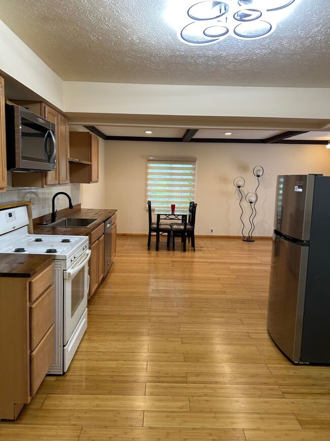 Building Photo - 3 Bedrooms One Floor Ranch House with 2 car attached garage in Lyndhurst
