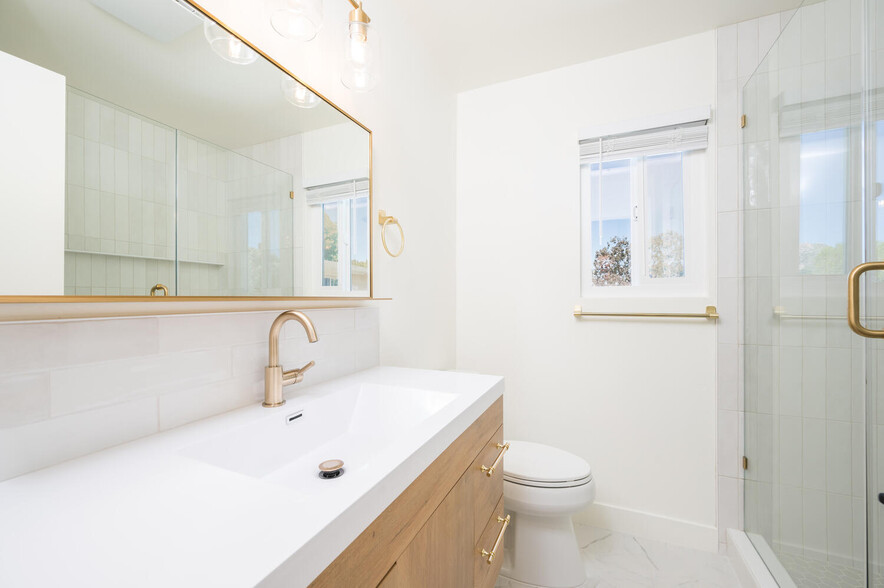 Full Bathroom - 680 Morro St