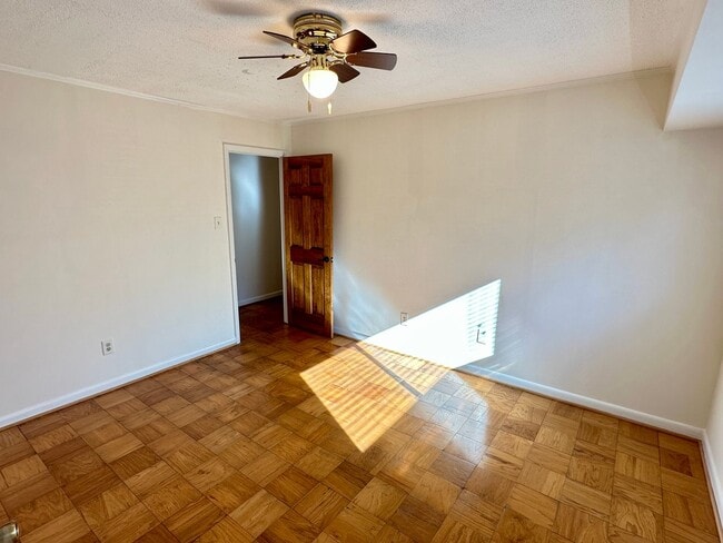 Building Photo - Rarely available 3-Bed, 2-Bath condo in th...