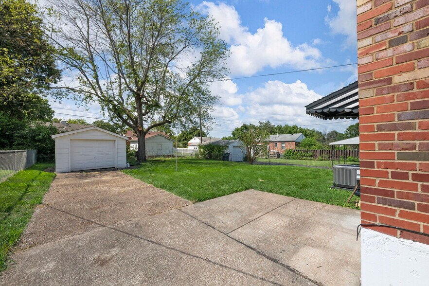 Building Photo - 7821 Morganford Rd