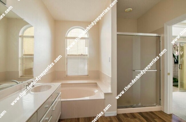 Building Photo - Tanoan Gated 3 bedroom, 2 bath home