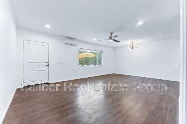Building Photo - 502 Calle Santa Rosa S