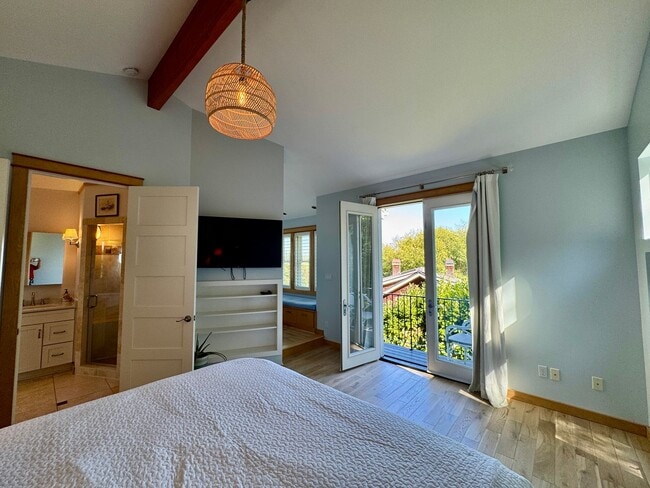 Building Photo - This gorgeous Bainbridge home is available starting mid July