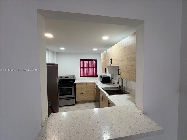 Building Photo - 1331 Lincoln Rd