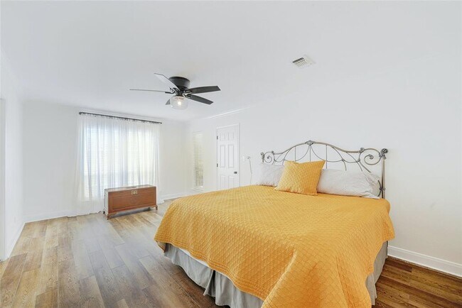 Building Photo - 410 Hi Cir W