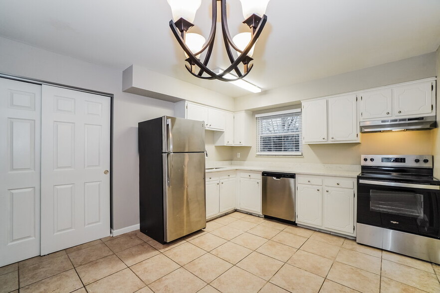 Building Photo - 6536 Dobson Square E