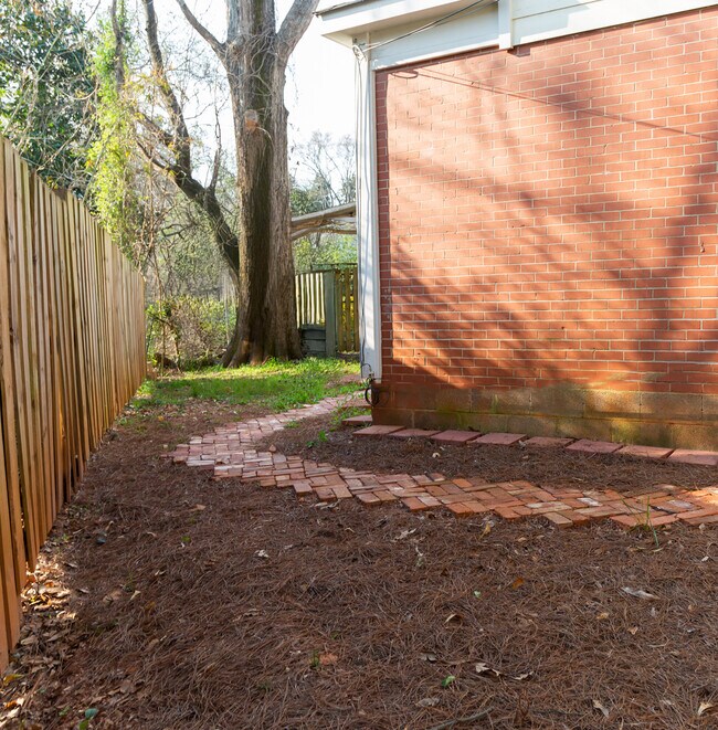 Building Photo - 333 Mathews Ave NE