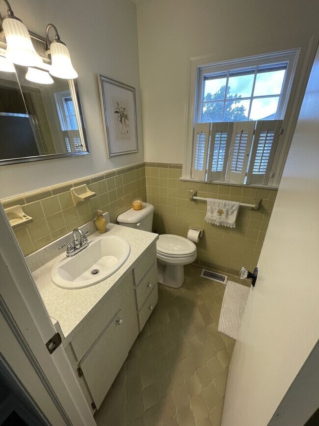 Building Photo - Quaint Swansboro Ranch Home