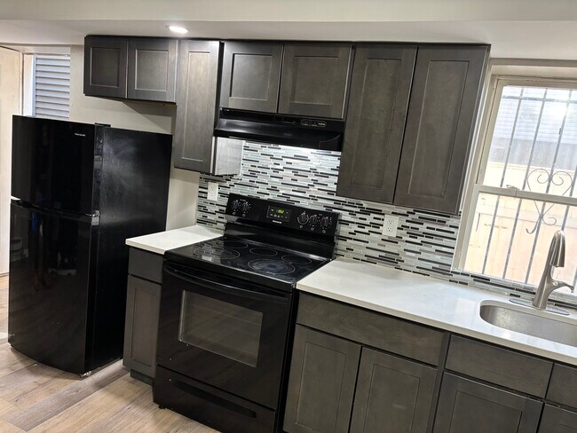 Building Photo - 505