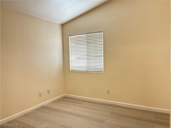 Building Photo - 688 Pansy Pl