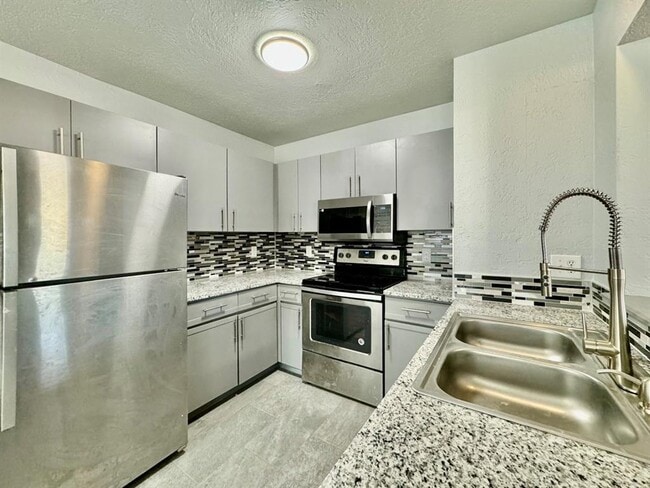 Building Photo - 925 Swan Lake Ct