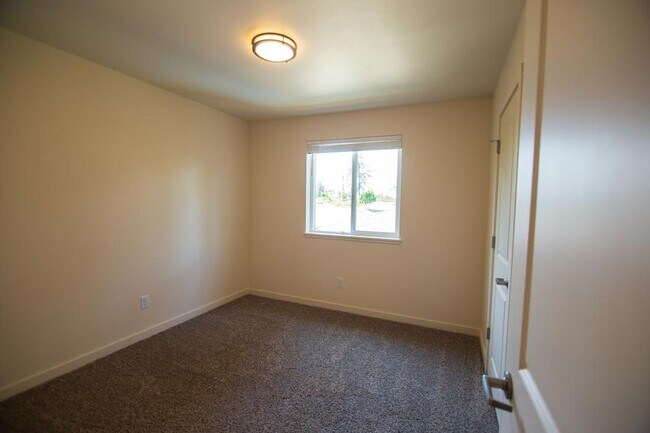 Building Photo - S St 7 plex