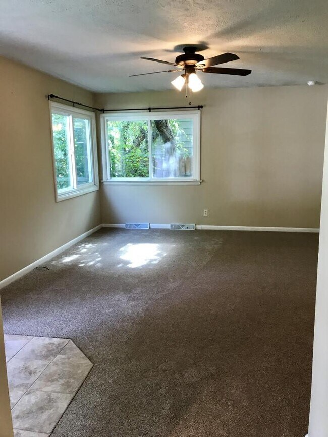 Building Photo - 3 bedroom in Billings MT 59102