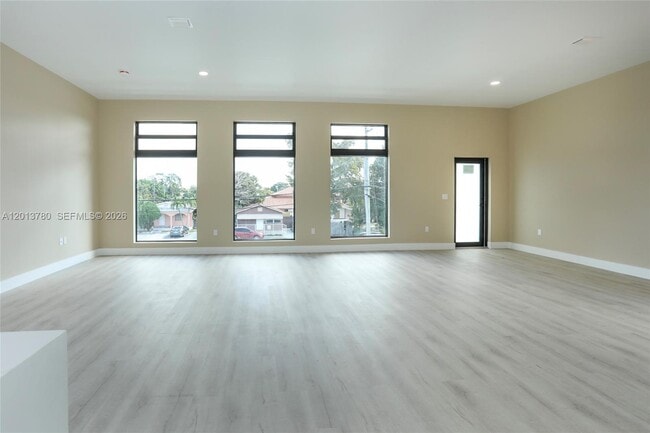 Building Photo - 120 SW 35th Ave