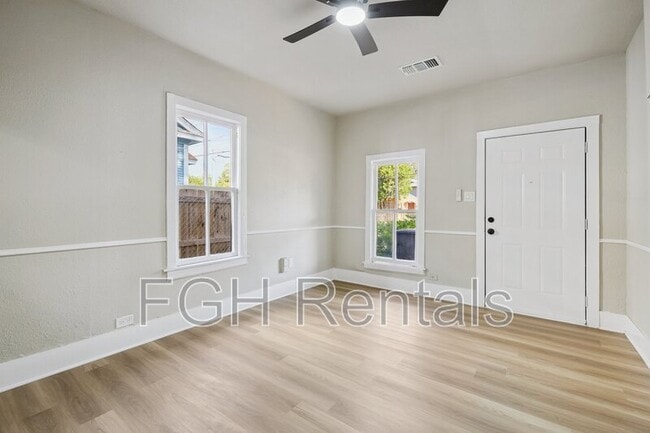 Building Photo - 2332 E Houston St