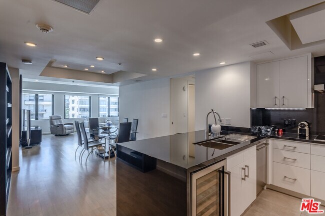 Building Photo - 10520 Wilshire Blvd