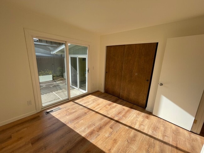 Building Photo - Spacious three bedroom home in desirable Windsor neighborhood!