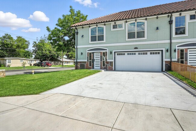 Primary Photo - ***936 Elwood Duplex***