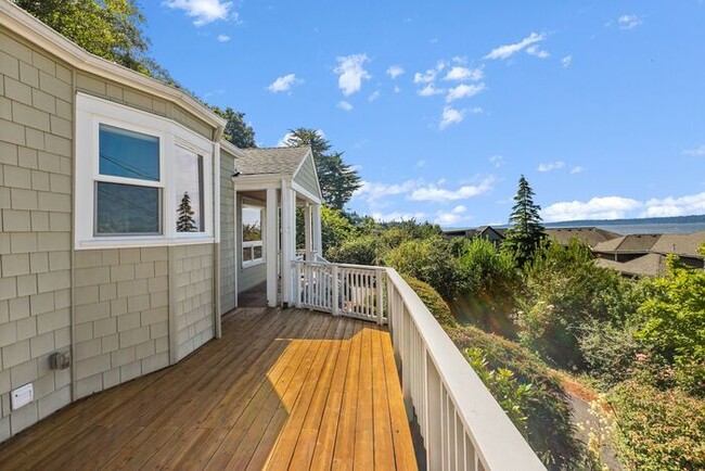 Building Photo - Charming Beach Drive Craftsman w/ AC and V...