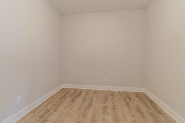 Building Photo - 933 E Front St