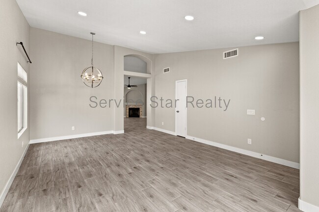 Building Photo - 1408 E Carson Rd