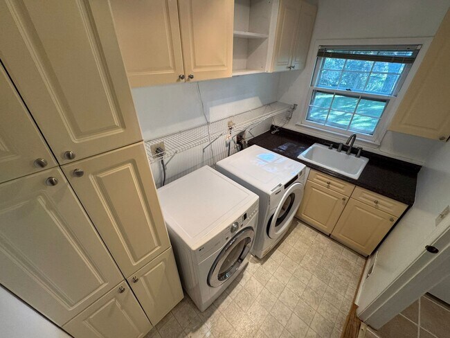 Building Photo - Spacious 4 Bed 2/2 Bath Home with Park-Lik...