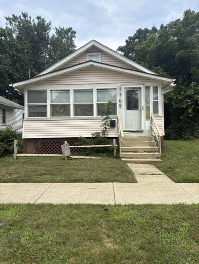 Building Photo - Pet-Friendly 2-Bedroom Kenmore Home with Garage and Enclosed Porch