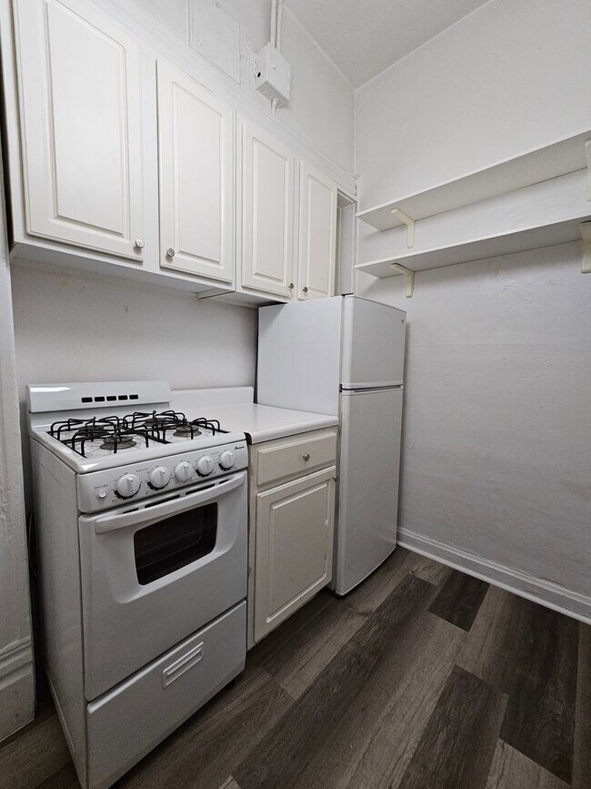 Building Photo - Charming Cap Hill 1 Bedroom w/ Claw Foot Tub