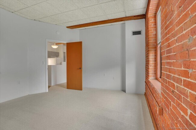 Building Photo - 222 Williams St E