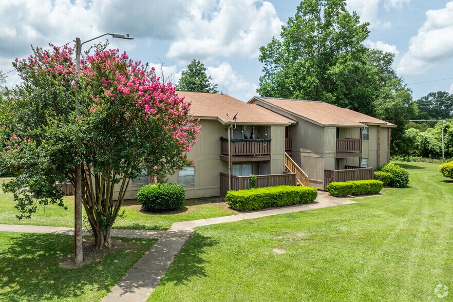 Primary Photo - Village Green Apartments