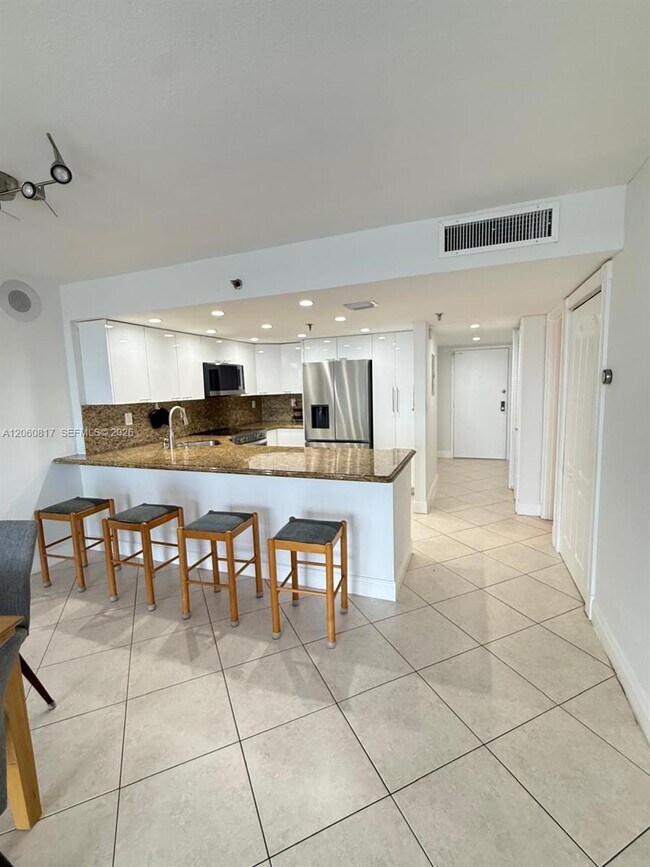 Building Photo - 2625 Collins Ave