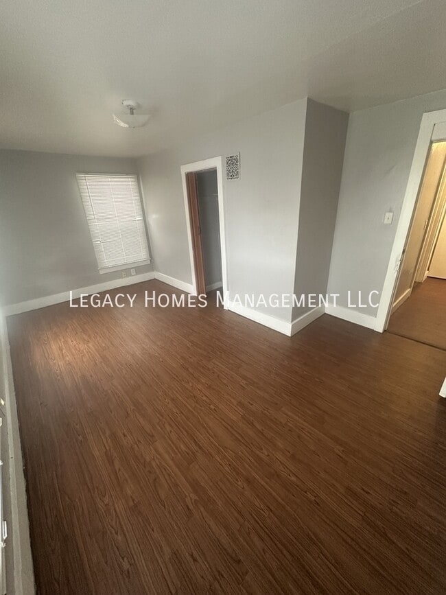 Building Photo - 620-622 W 6th St-620