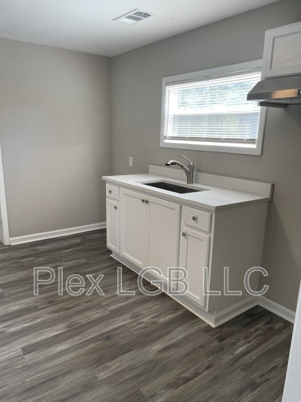 Building Photo - 110 Oak Ln