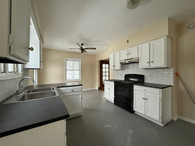 Building Photo - BEAUTIFUL SINGLE FAMILY MOVE-IN READY!!!