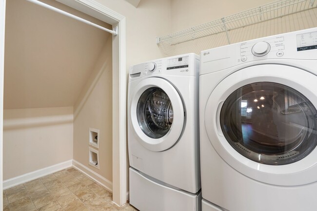 Building Photo - **APPLICATIONS PENDING** Available Now! Gorgeous, Well Upgraded 3 Bed / 2.5 Bath w/ First Floor P...