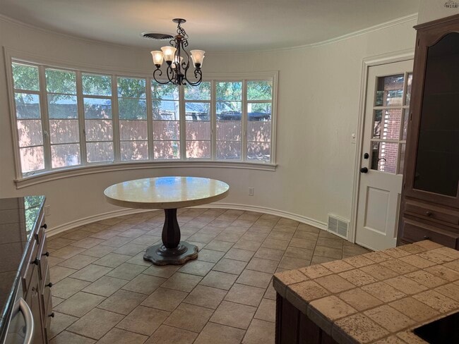 Building Photo - 2208 Avondale St