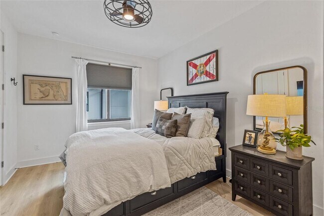 Building Photo - 218 Park Lake St