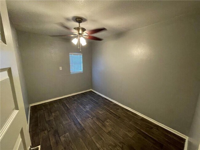 Building Photo - 305 E Croslin St