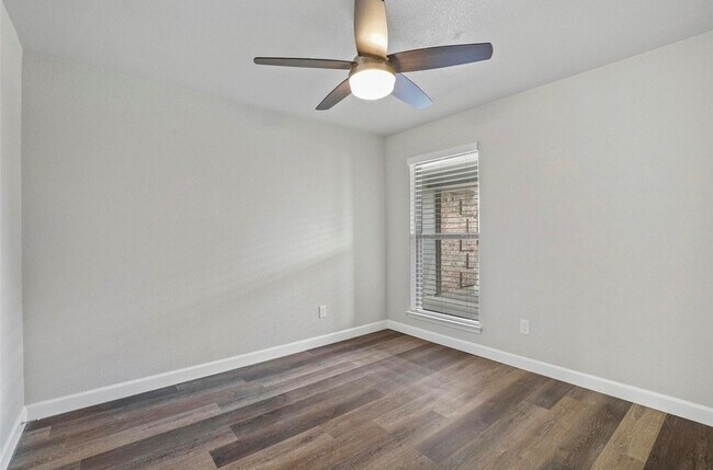 Building Photo - 324 Sioux St