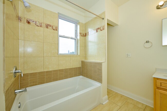Building Photo - 5014 N Harding Ave